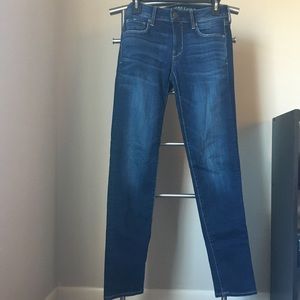 American Eagle Size 4 L medium dark wash